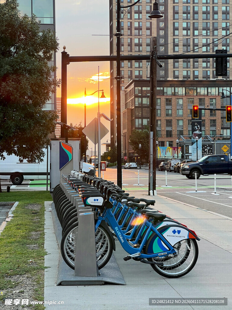 夕阳下的城市共享单车停放处