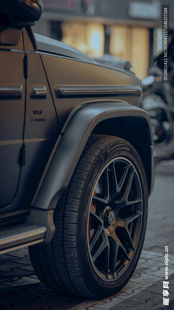 黑色越野车霸气轮毂特写