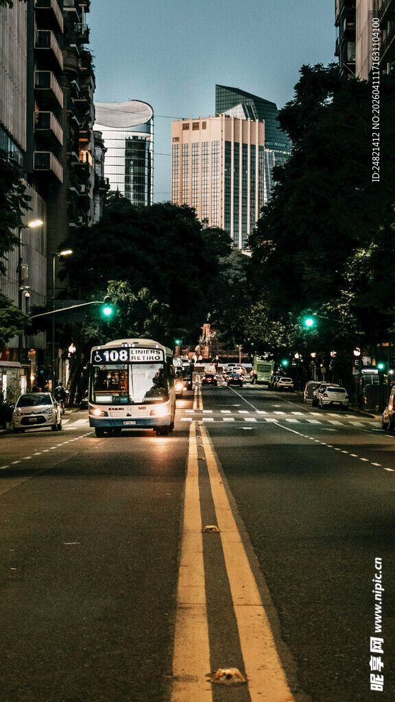 城市黄昏时分的街道景象
