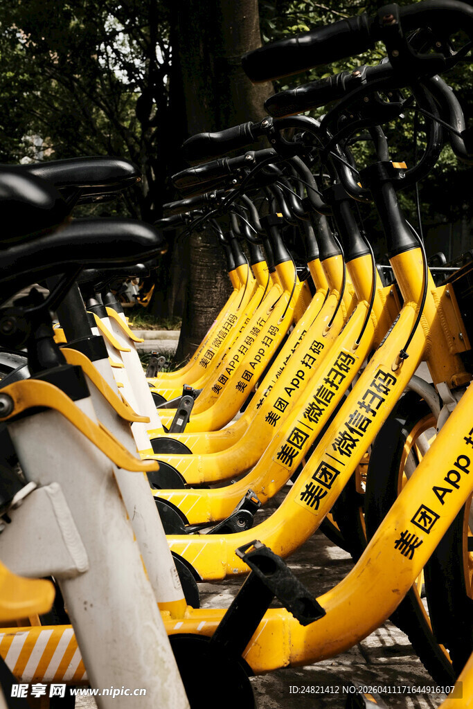 整齐排列的共享单车