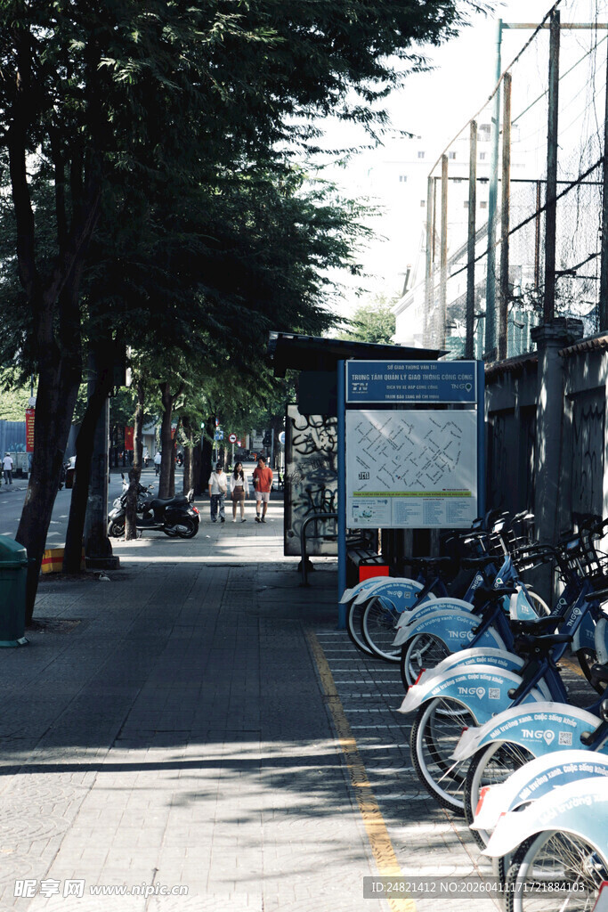 街道边整齐停放的共享电动车