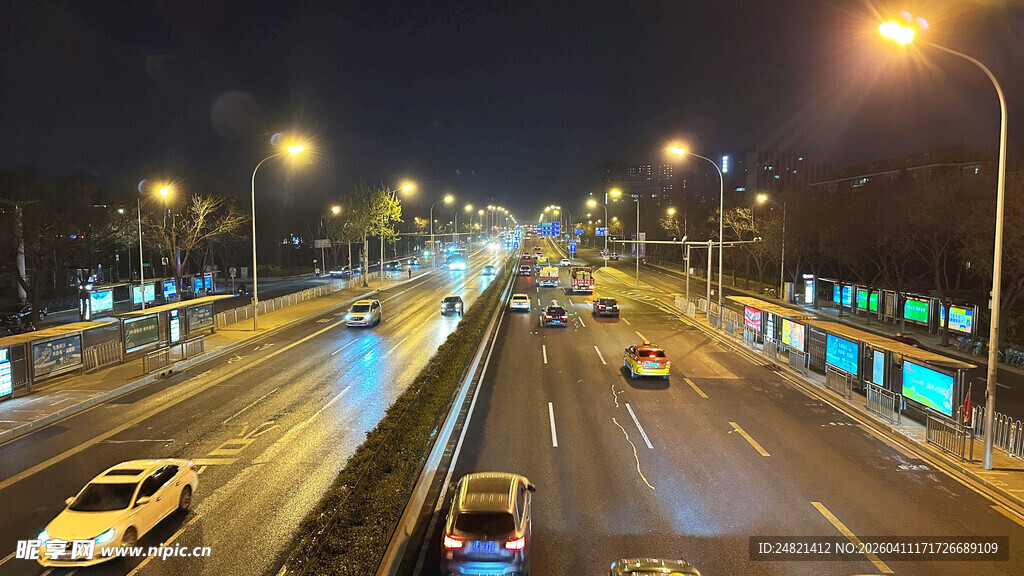 城市夜晚繁忙公路景象