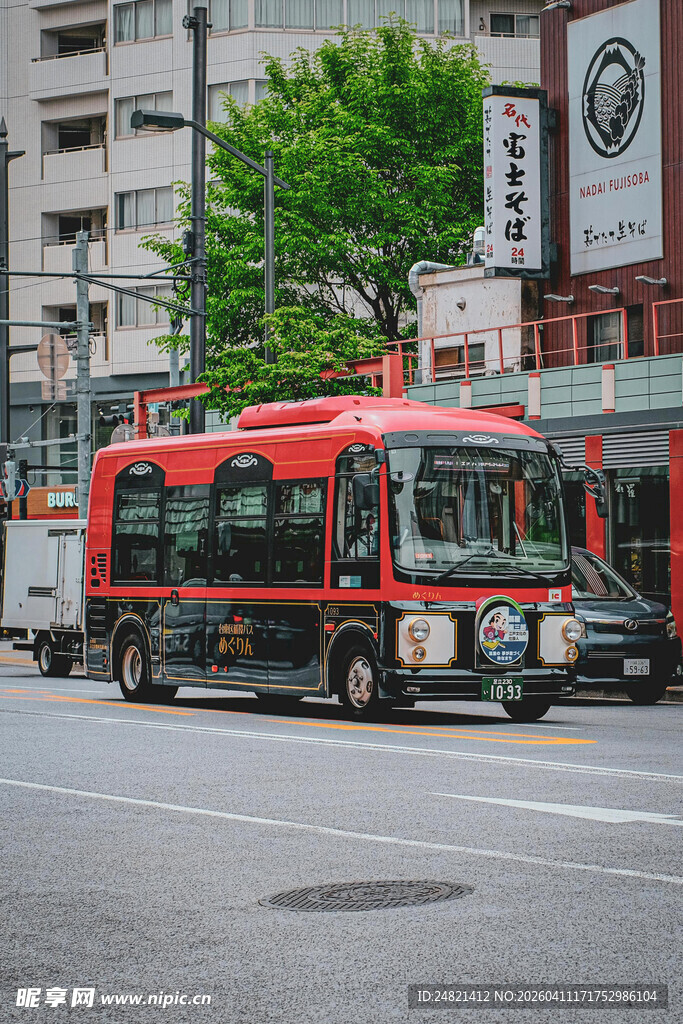城市街道上的红色复古巴士