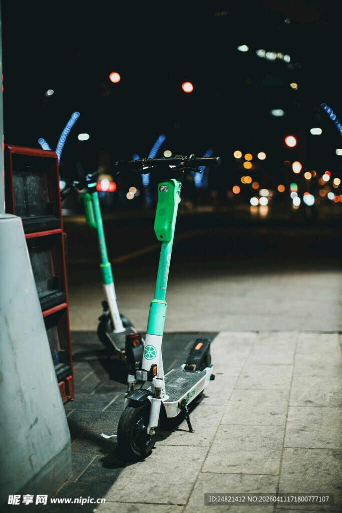 夜晚街头的轮滑装备