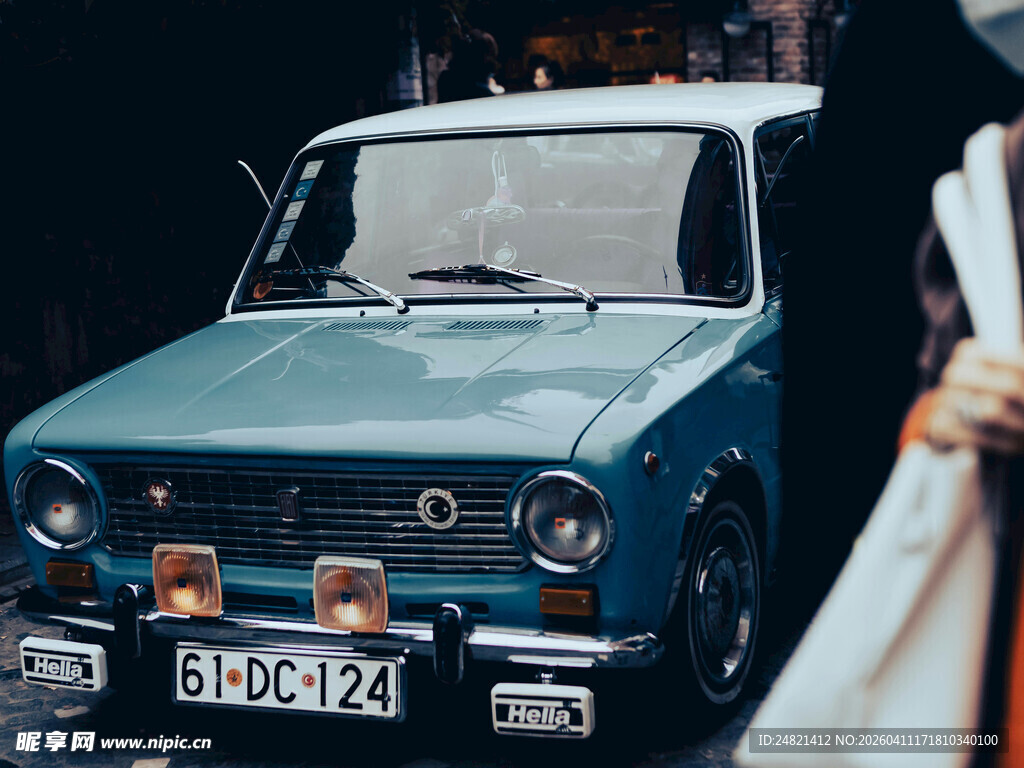 复古汽车前的人物身影