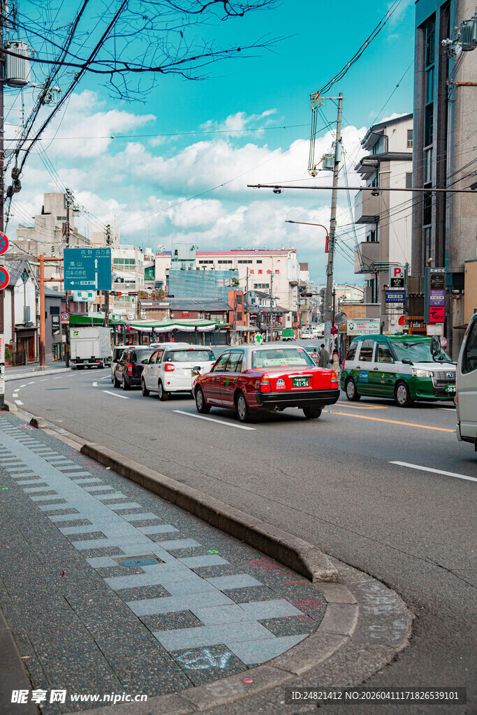 城市街道上行驶的多彩车辆