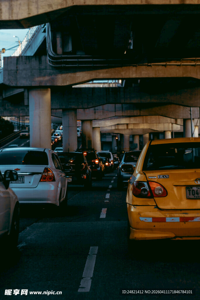 城市道路下的繁忙车流