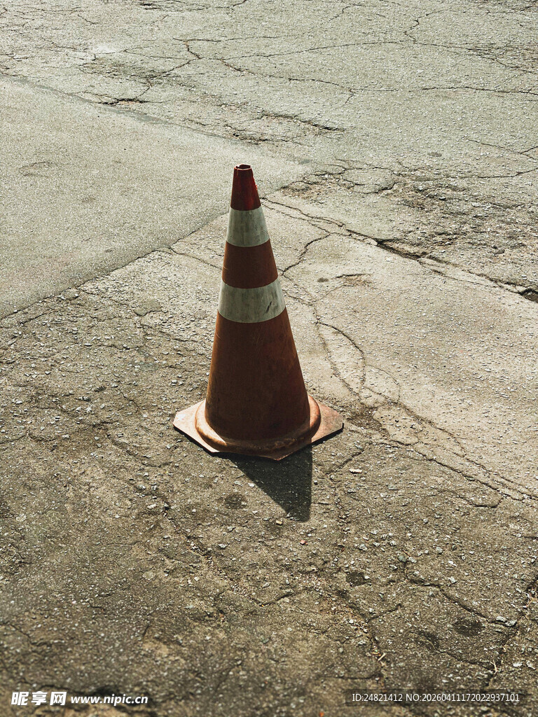 路面上的交通警示锥