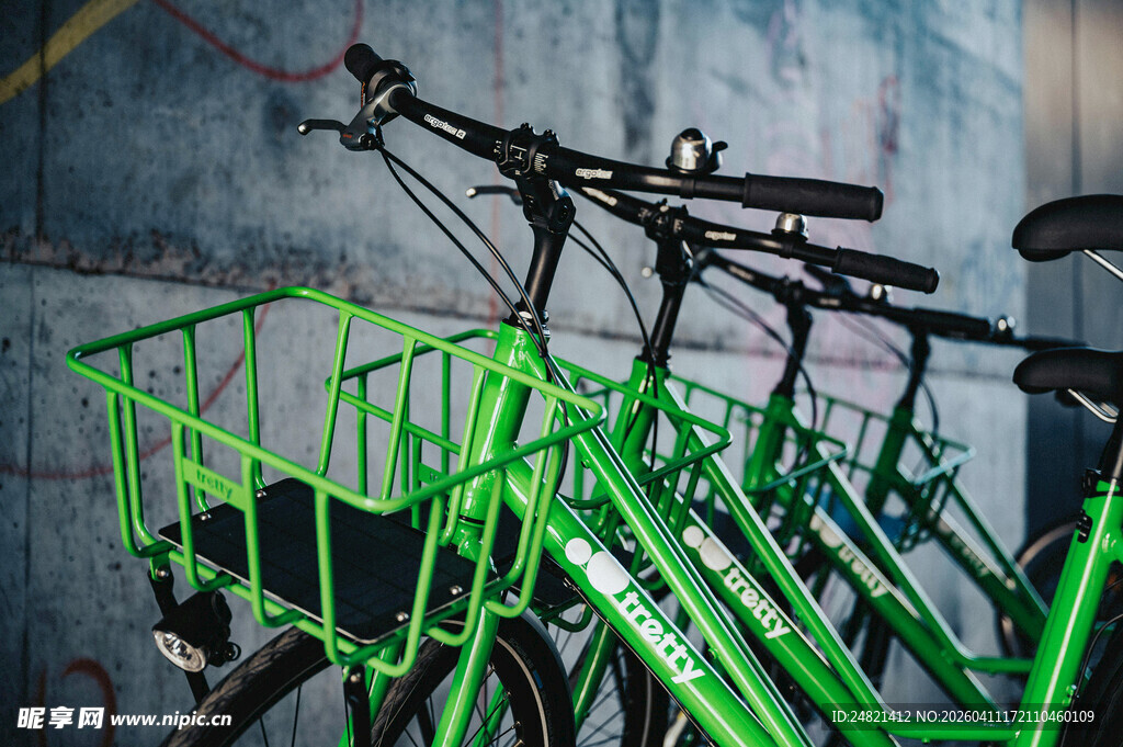 绿色共享单车整齐停放