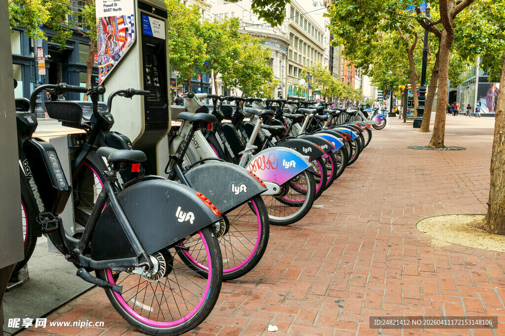 多彩共享单车整齐排列街头