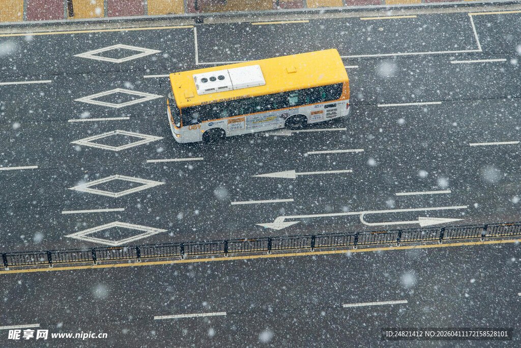 雪天行驶的黄色公交车