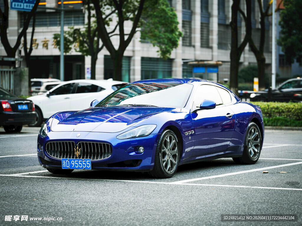 蓝色酷炫跑车街头行驶