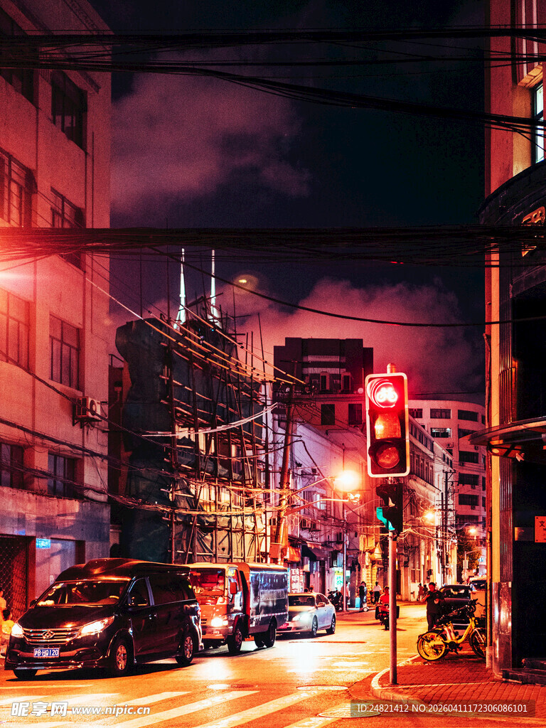 城市夜晚繁忙街道景象