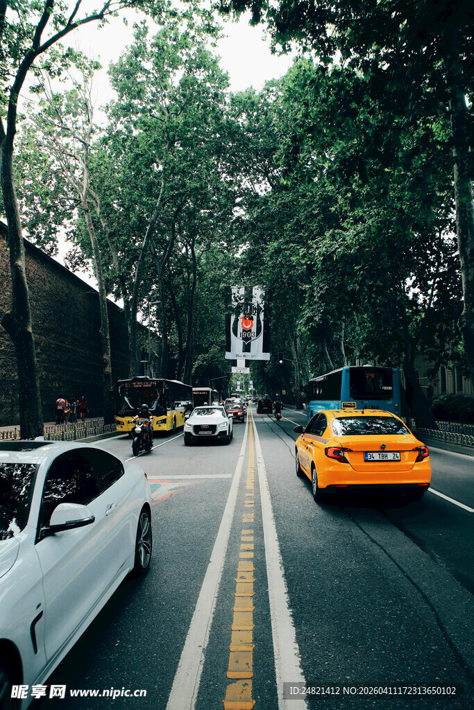 城市道路上行驶的出租车