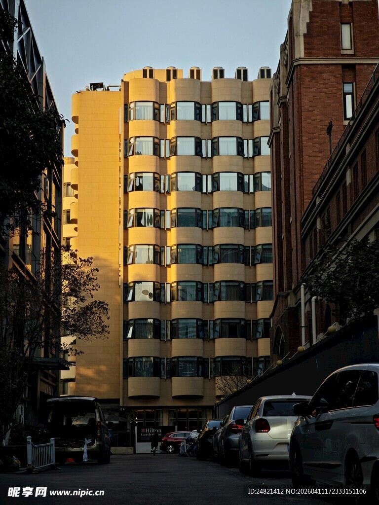城市街道旁的黄色多层建筑
