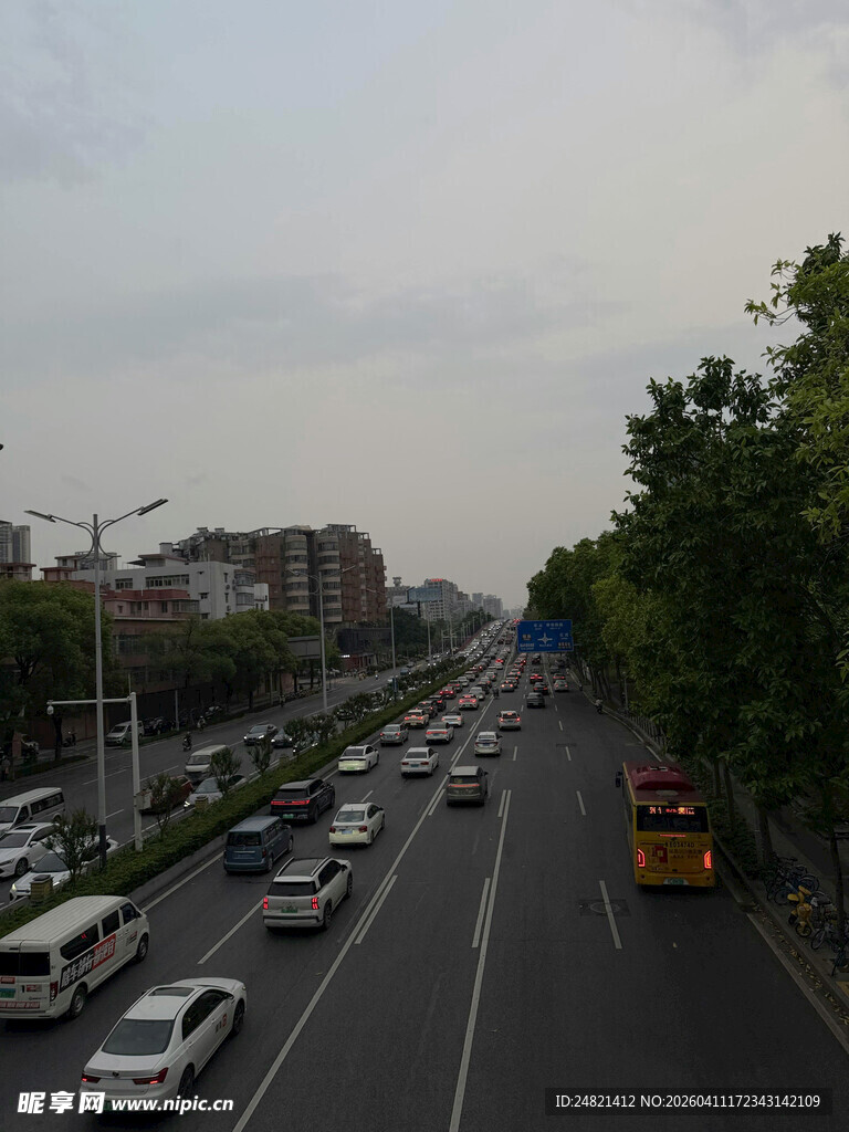 城市繁忙道路上的车辆川流