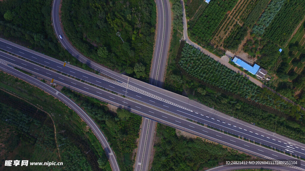 公路立体交叉航拍图