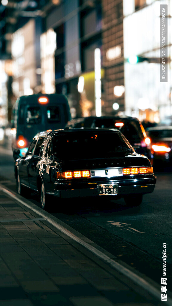 夜晚街头的复古汽车