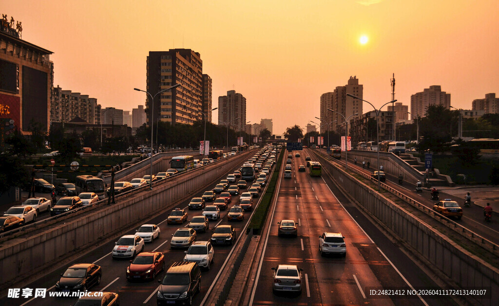 夕阳下城市繁忙交通景象