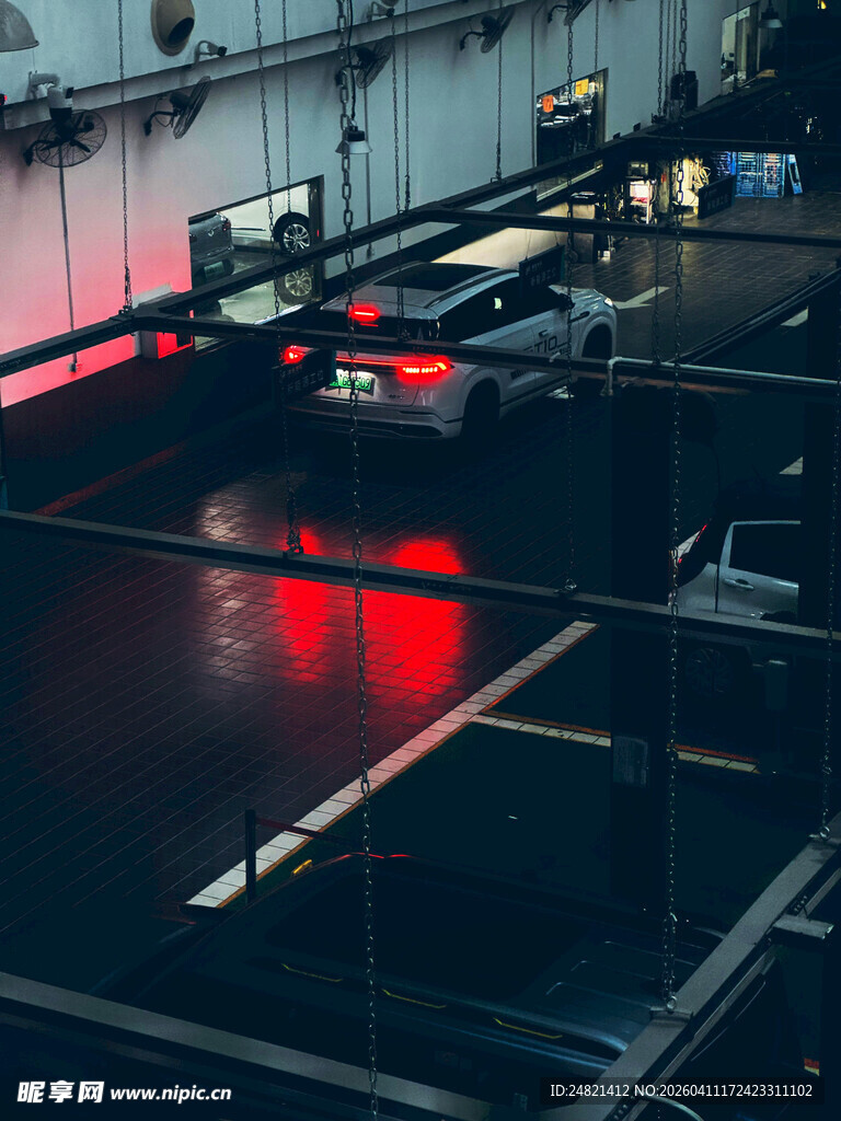 夜晚停车场的车辆光影