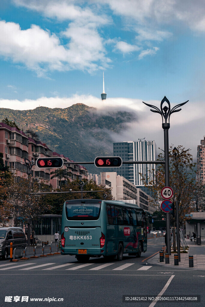 城市街道上的公交与远山