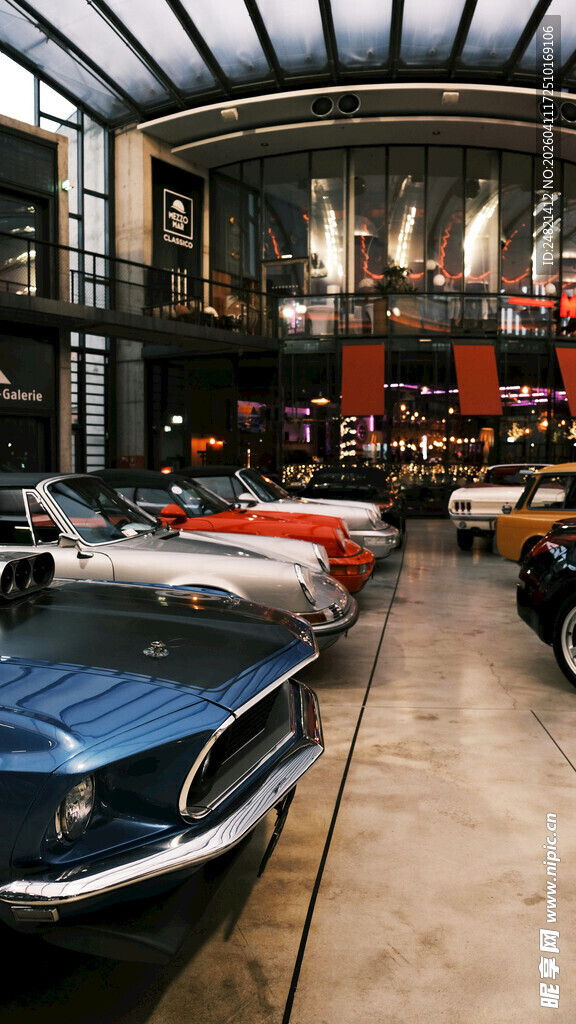 复古车库中的经典汽车陈列