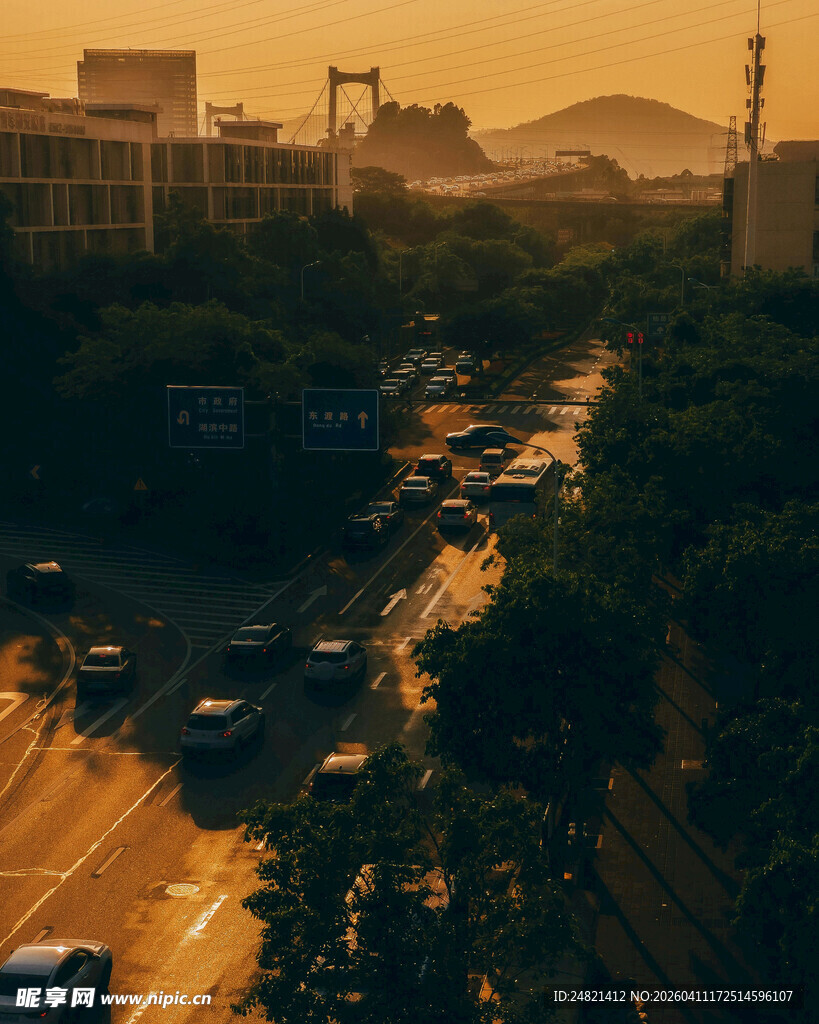 黄昏时分城市繁忙交通景象