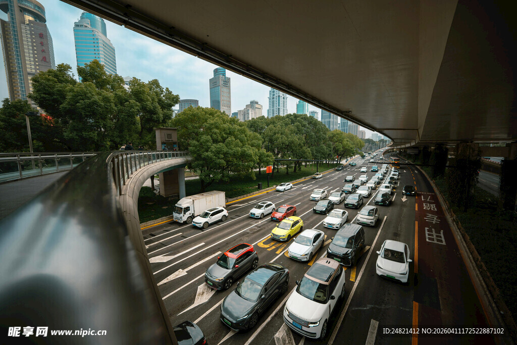 城市高架桥拥堵交通景象