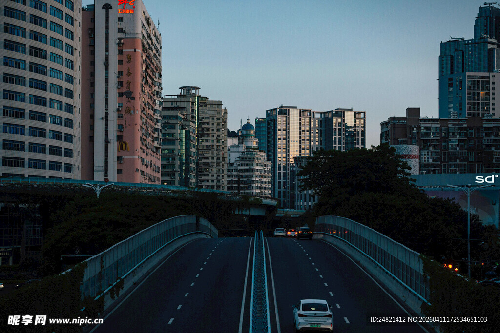 城市道路与林立高楼景象