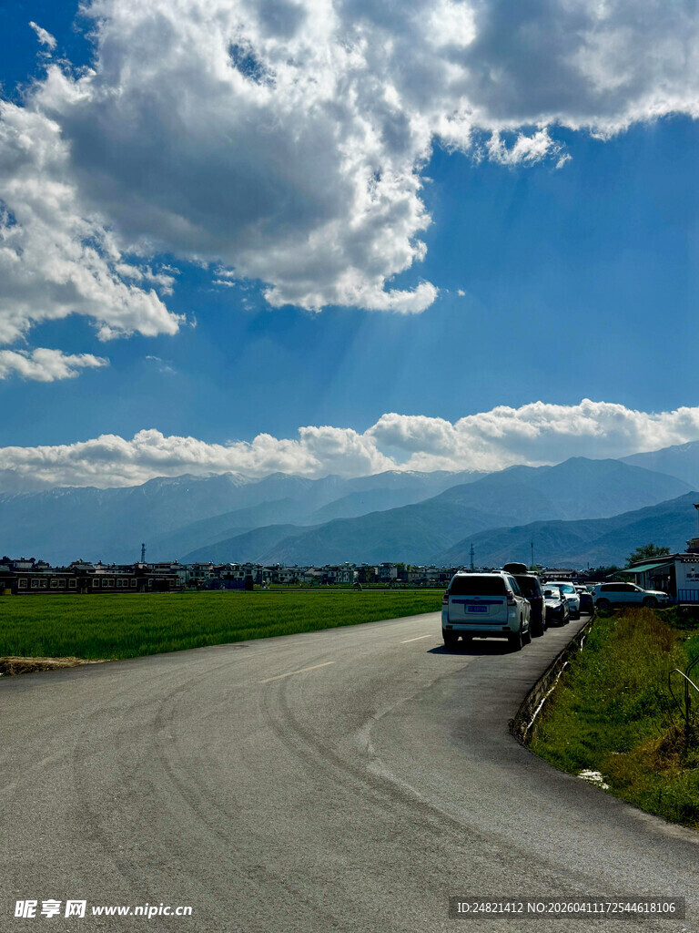 公路上行驶的车辆与美景