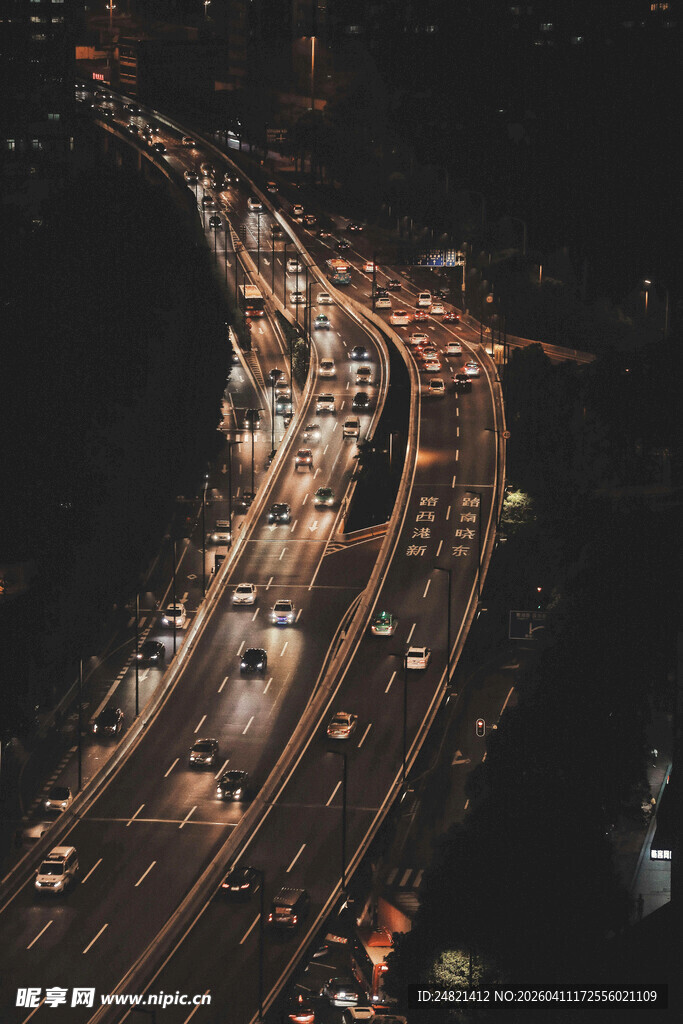 城市夜晚繁忙公路景象