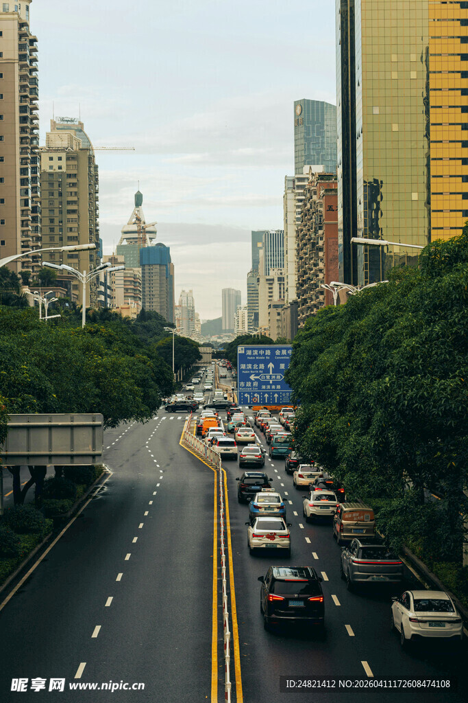 城市道路车流高峰景象