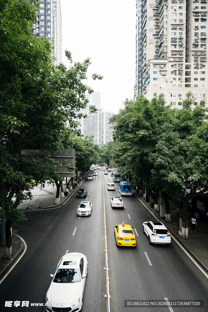 城市道路上行驶的多彩车辆
