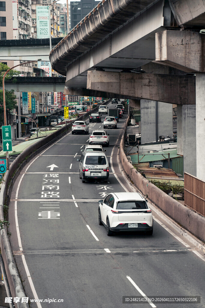 城市高架桥上车流景象
