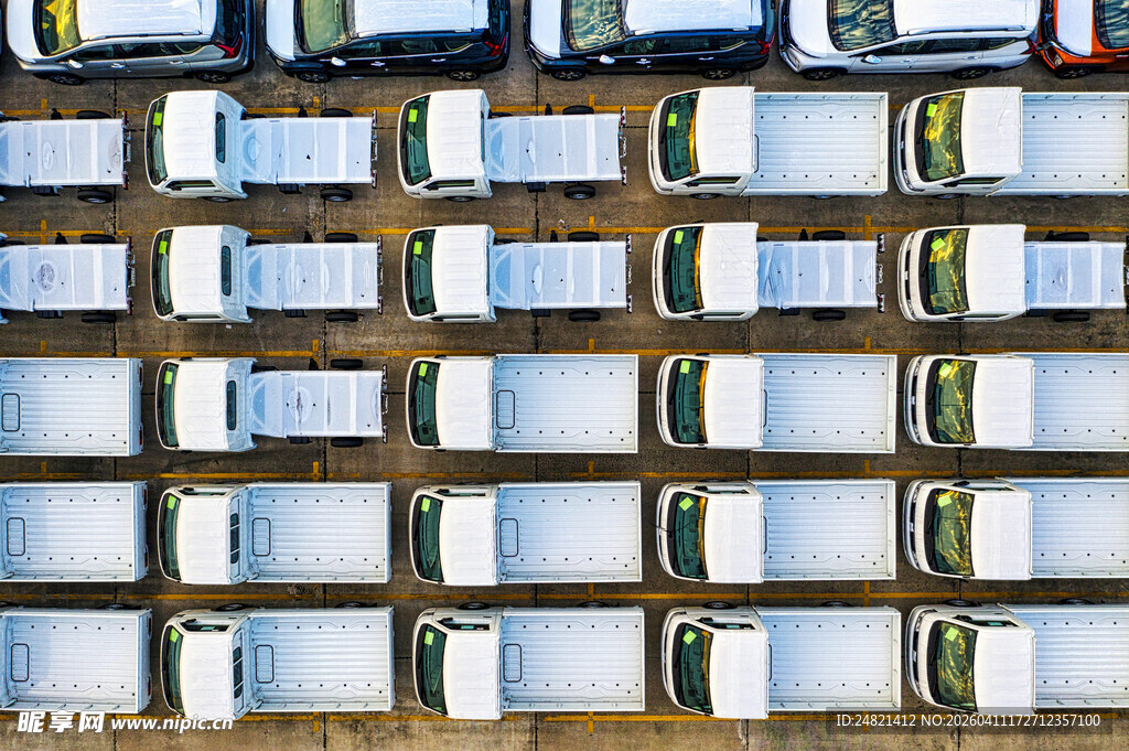 整齐排列的多辆厢式货车