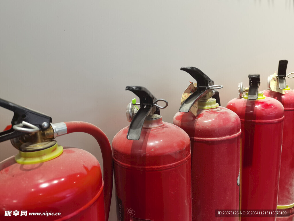 一排红色灭火器整齐摆放