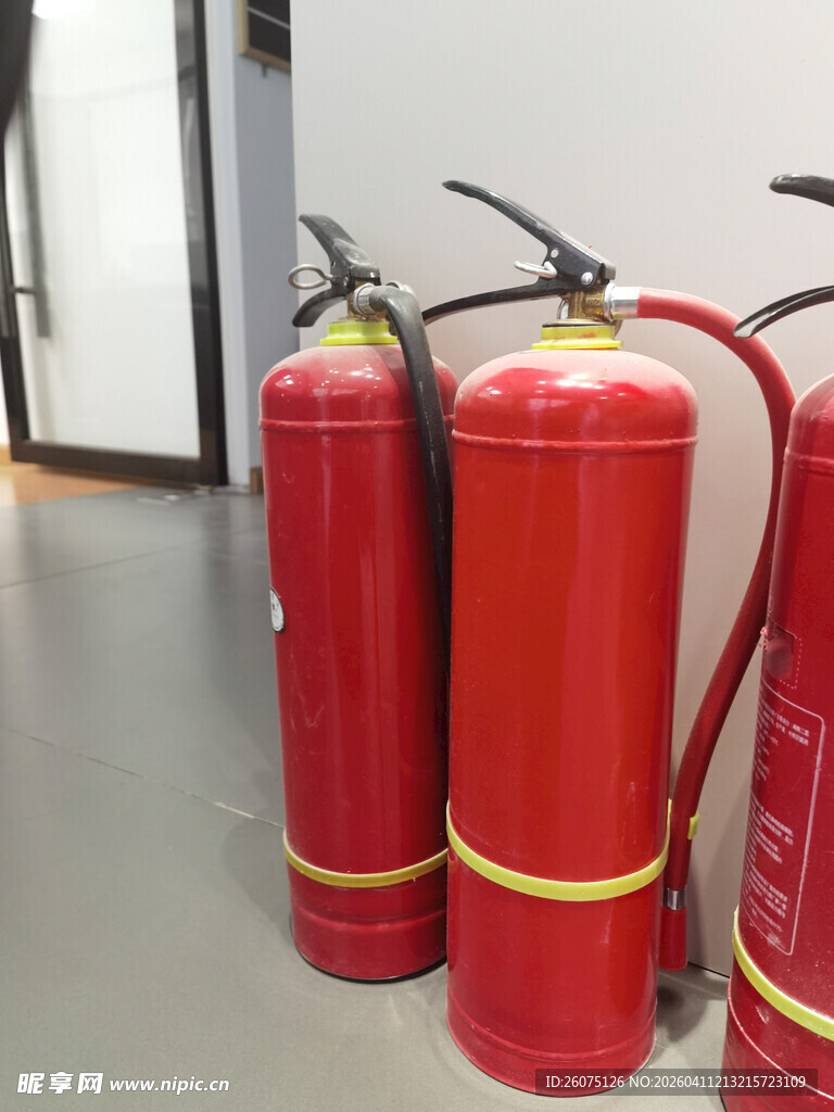 红色灭火器整齐摆放