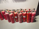 一排红色灭火器整齐摆放