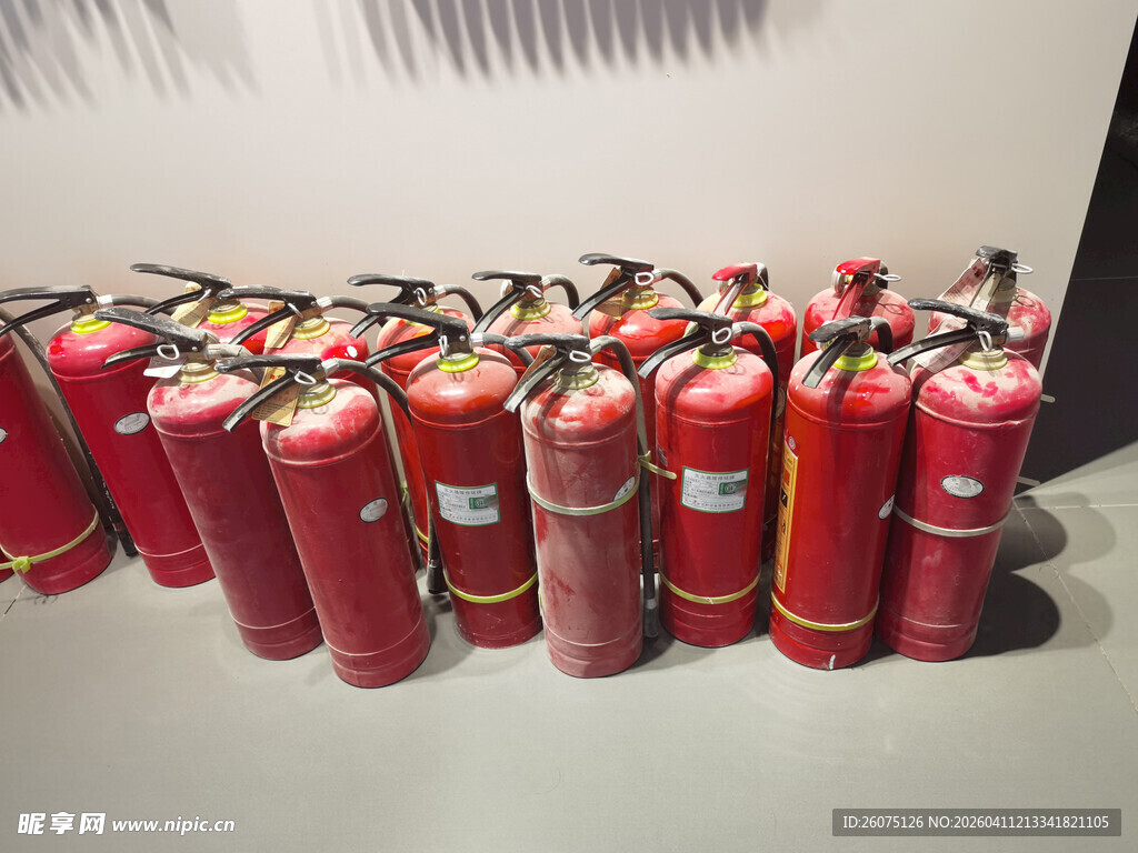 一排红色灭火器整齐摆放