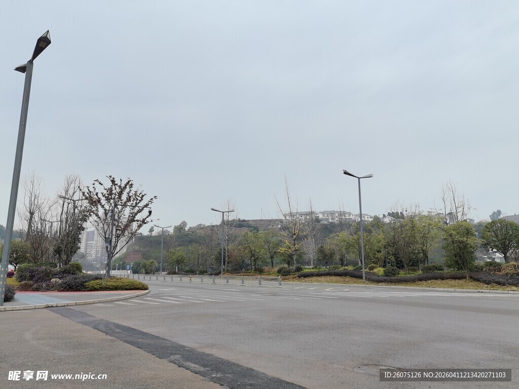 空旷城市道路景象