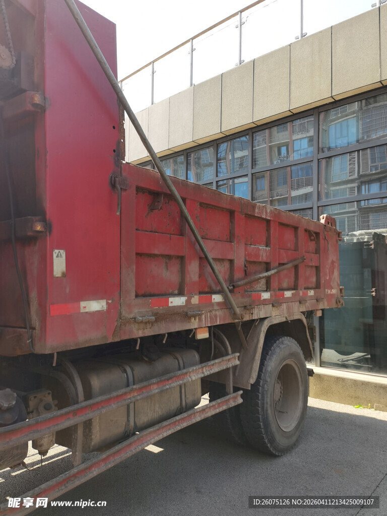 红色自卸货车停于户外