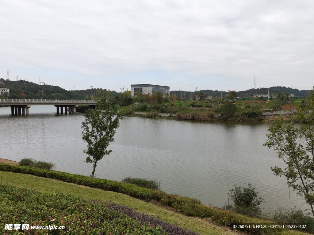 湖畔风光宁静自然景色