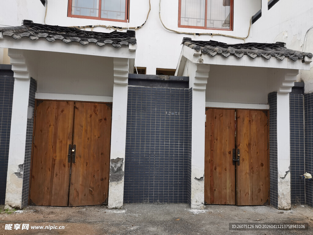 中式双门建筑外观