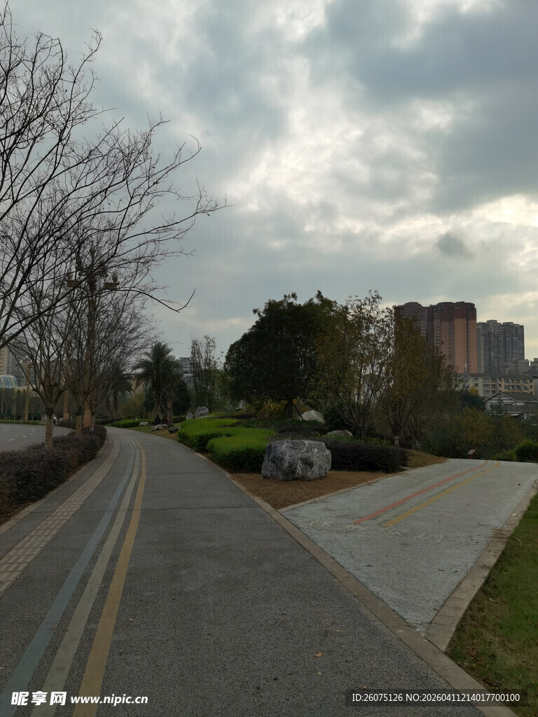 城郊空旷道路风景