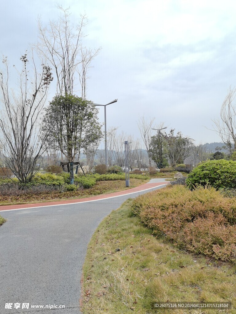 城郊蜿蜒小路周边景致