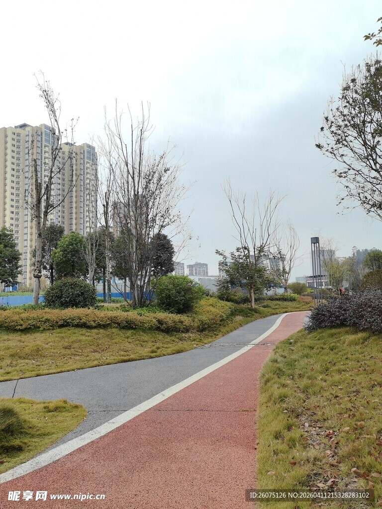城市中的红色步道景观
