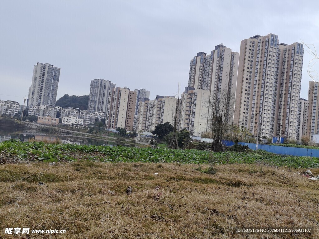 城郊高楼与荒地景观