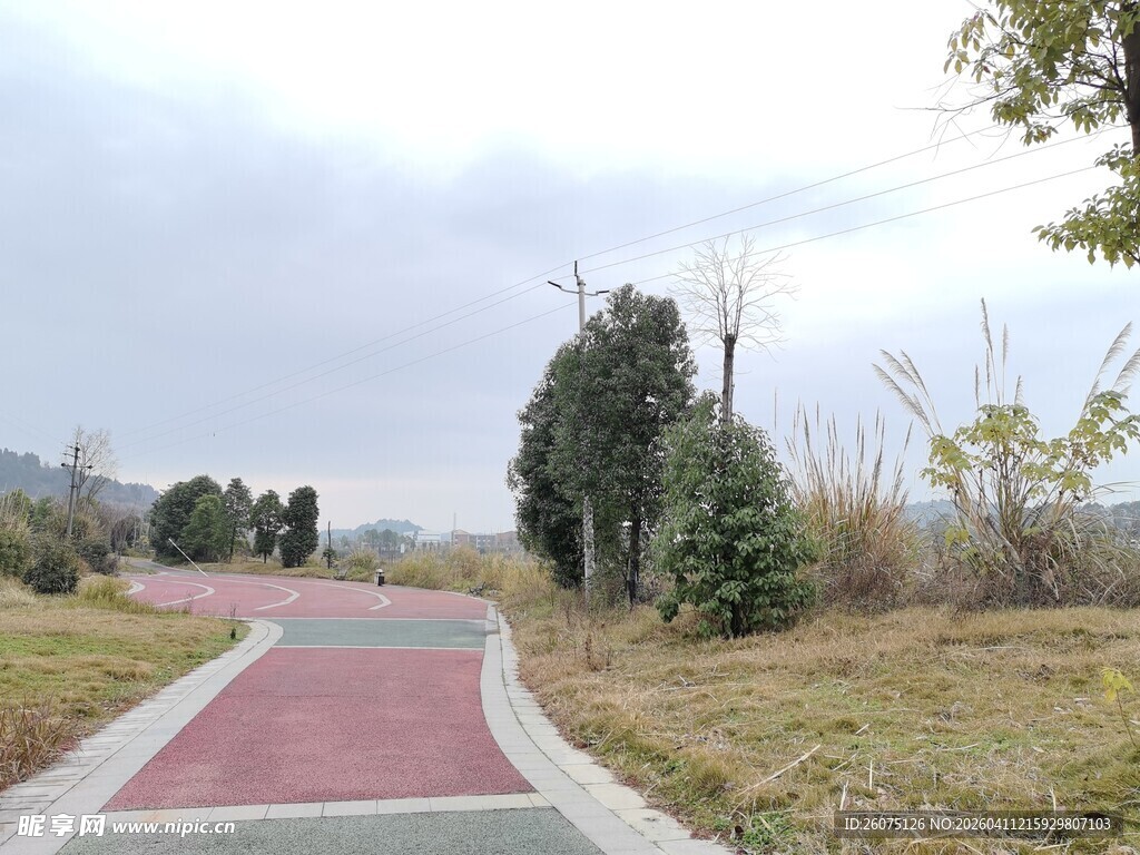 公园中的红色步道景观