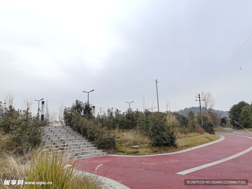 山间红色蜿蜒公路美景