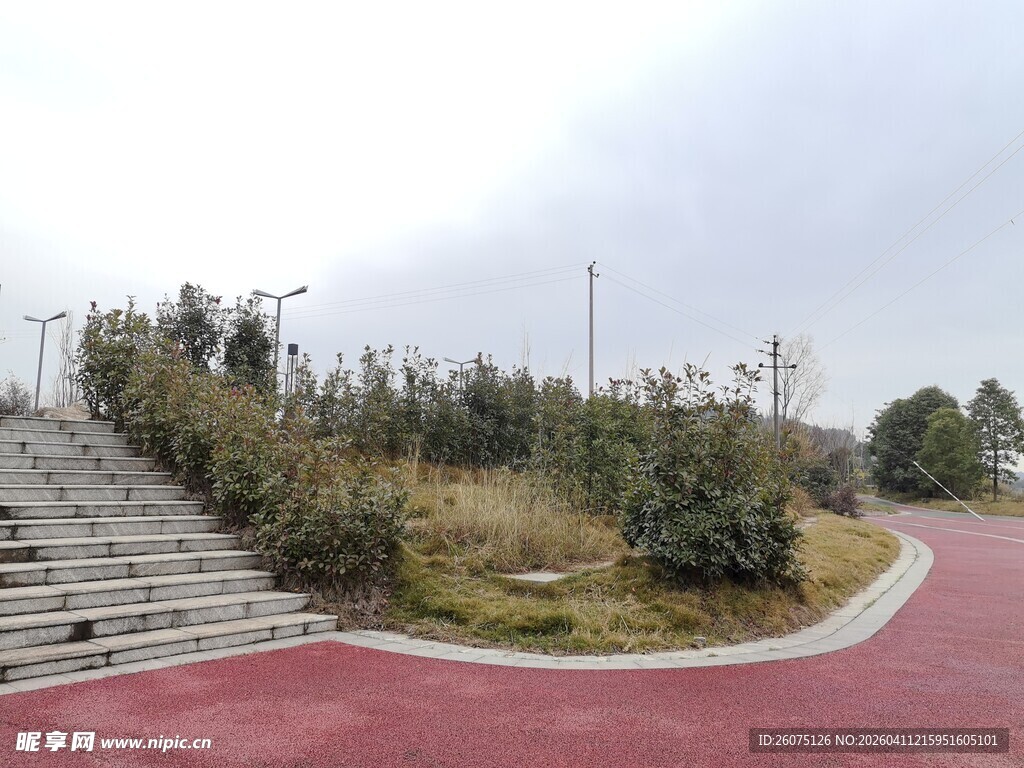 户外红色步道与绿植景观